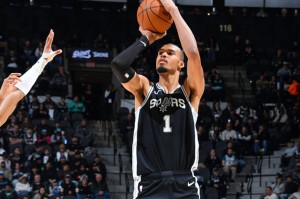 华体会体育登录入口-西部最新排名：勇士创NBA奇迹，湖人收大礼，雷霆爆冷连败