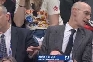 华体会体育app下载-NBA总裁亚当·萧华现身猛龙主场 观战骑士VS猛龙的G4