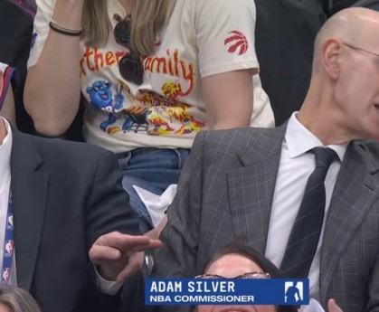 华体会体育app下载-NBA总裁亚当·萧华现身猛龙主场 观战骑士VS猛龙的G4